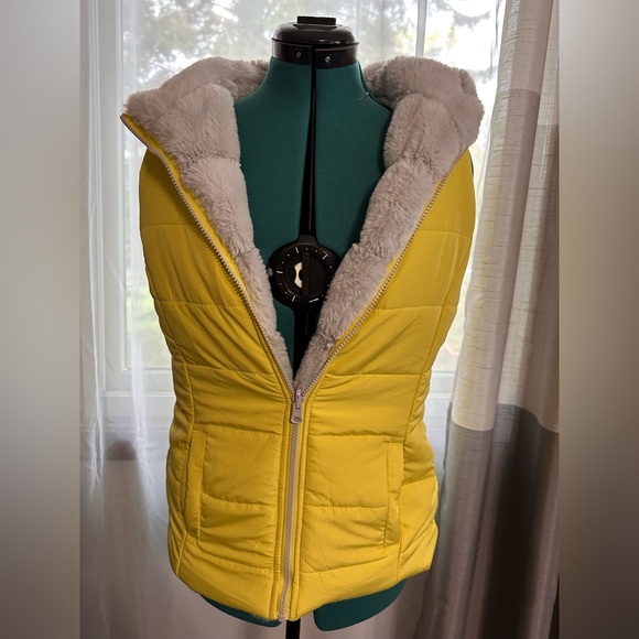 Reversible Yellow & Faux Fur Vest - Picture 11 of 11